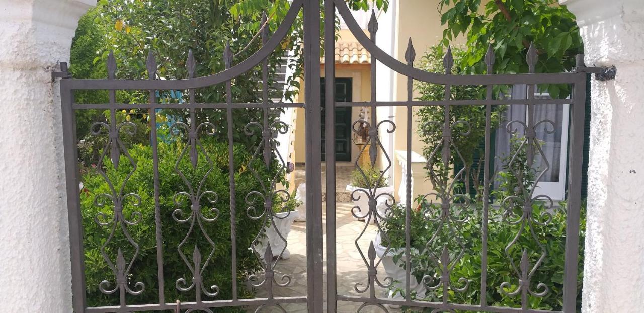 Апарт отель Kapetanios Luxury Агиос-Георгиос Экстерьер фото